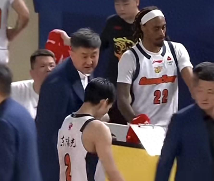 开云体育在线观看-不是张皓嘉！不是杜润旺！杜锋训斥2人10中0，奎因失误徐杰挨批